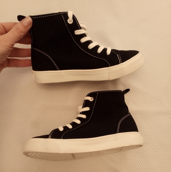 Boys Old Navy Black canvas hightops - Picture 5 of 8